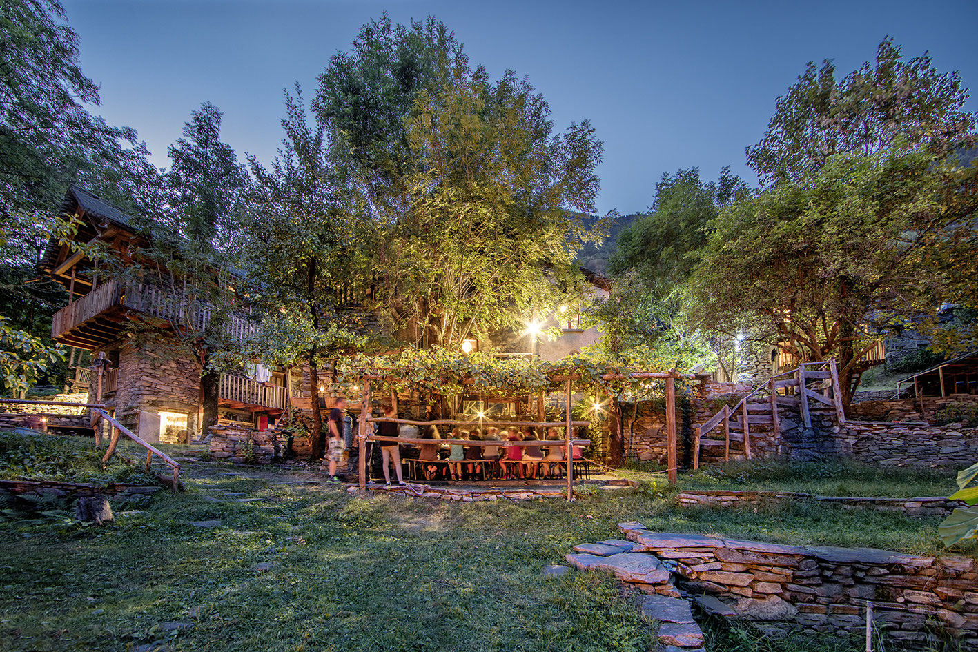 Die Rustici der Hostelleria in der Waldlichtung oberhalb der Rovana-Schlucht